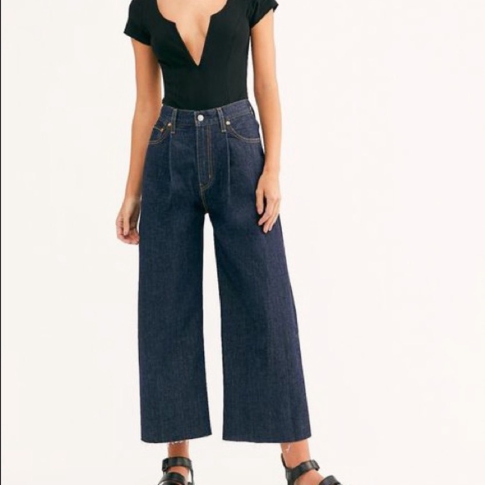 Levi’s ribcage pleated crop jeans NWT size 27